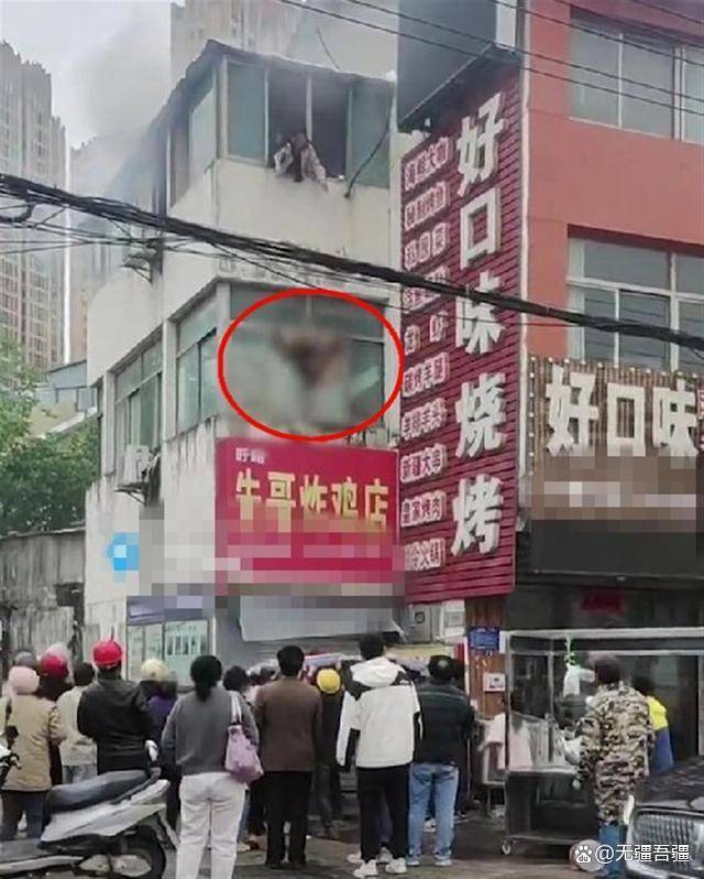 女子遇火灾将2娃扔下楼获救自己身亡！此时此刻我们该如何反省？（火灾女孩死亡）