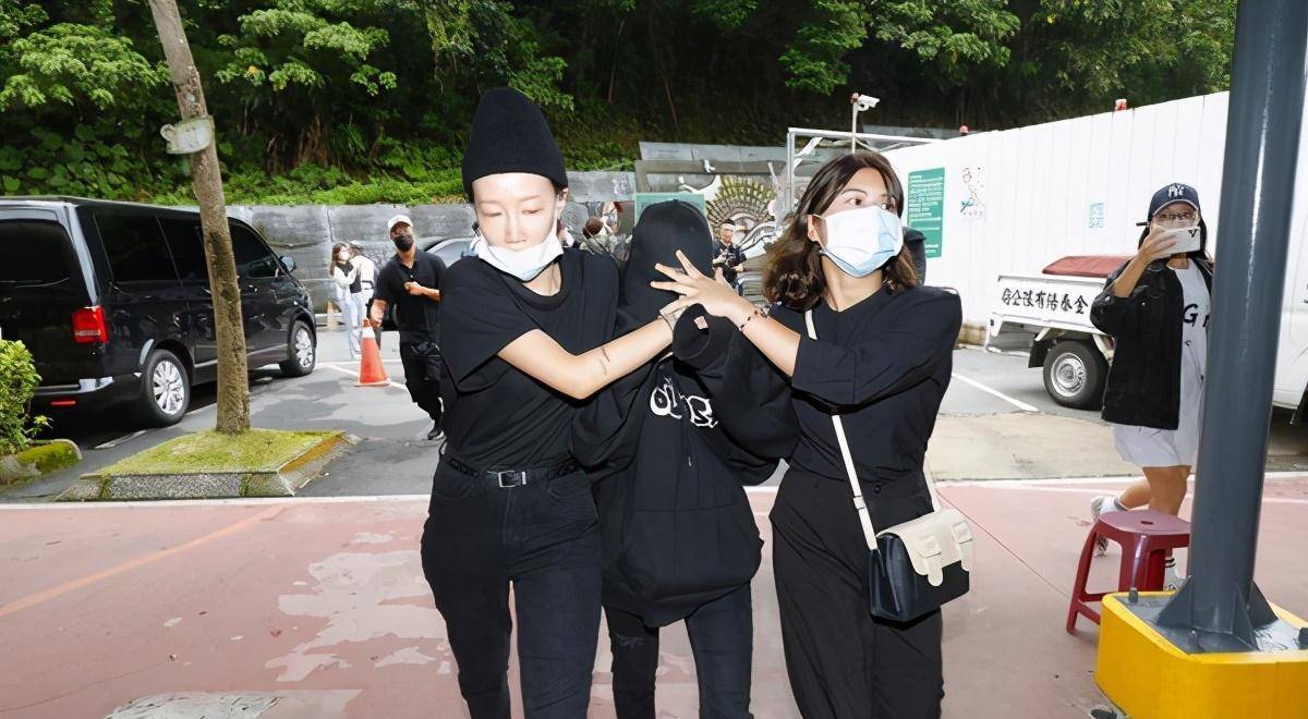 黄鸿升遗体火化:女友余宇悲痛告别,全程与杨丞琳无任何交流_小鬼_许玮