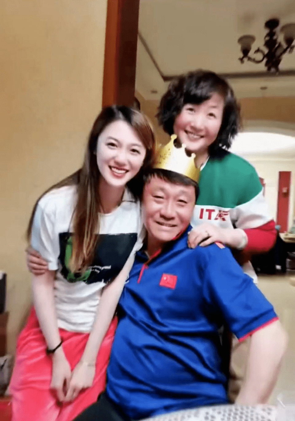 那英前夫高峰庆祝52岁生日,妻子年轻有气质,怀抱那英儿子超宠溺