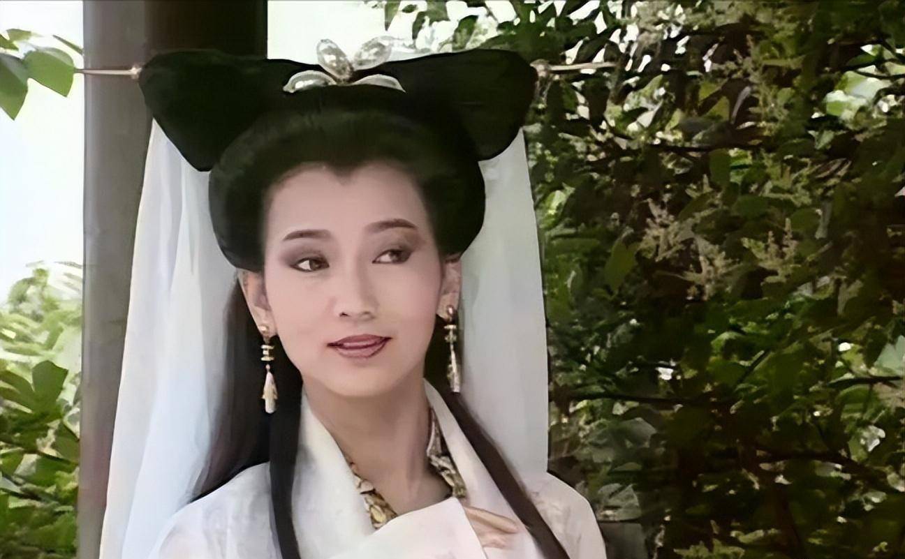 刘晓庆和赵雅芝的出生照外泄,撕掉了众多"不老女神"的真面目_女明星