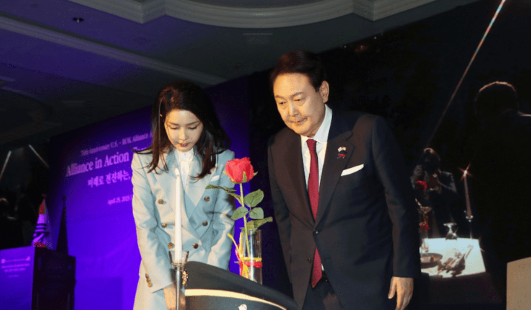 一,70后金建希出席欢迎宴会,一身职业套装裙和老公点蜡烛绝美!