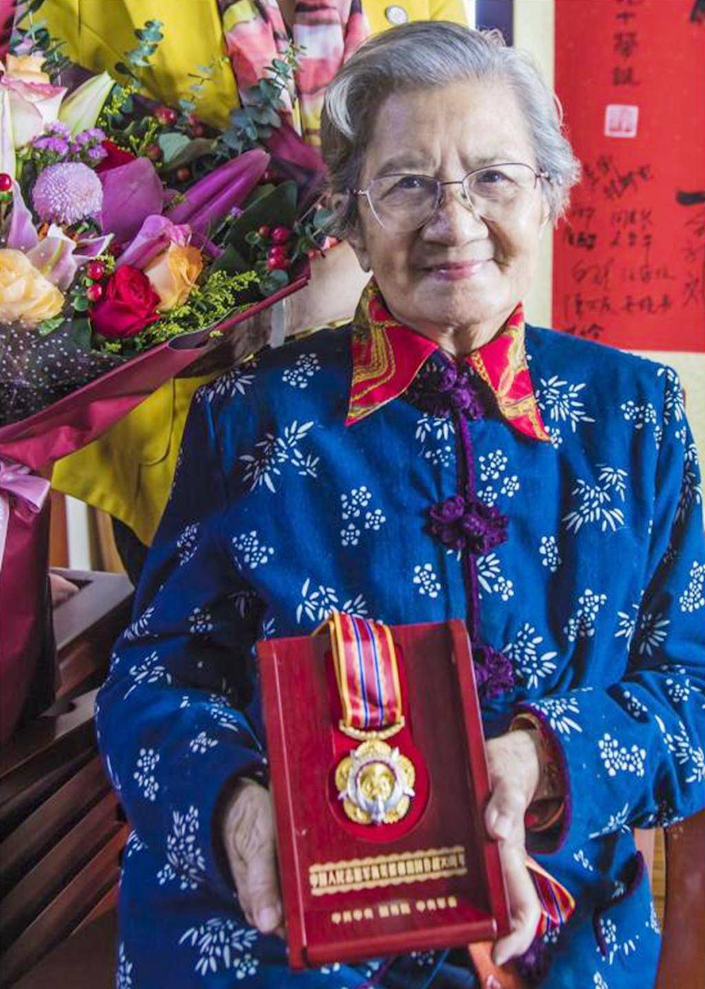 曾在电影《药》中演夏四奶奶,上海艺术家陈奇获大奖,94岁还演戏_戏剧