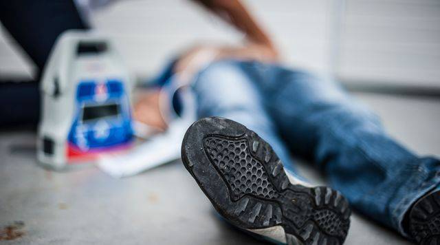 99年女子疑工作过劳猝死,过度劳累为何发会引发猝死?_死亡_社会_身体