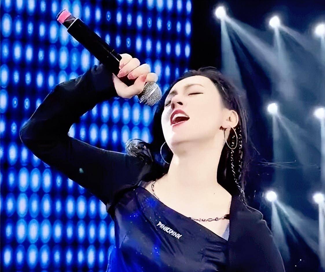 当摆头,甩发,耍扇子成为标配,坐拥4000万粉丝的唐艺还能走多远