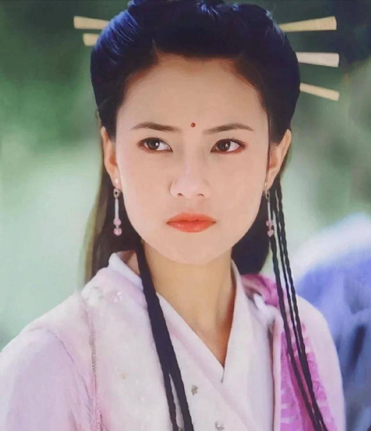 高圆圆将周芷若前期小白花,后期黑化狠辣的转变演绎的很生动,不过这一