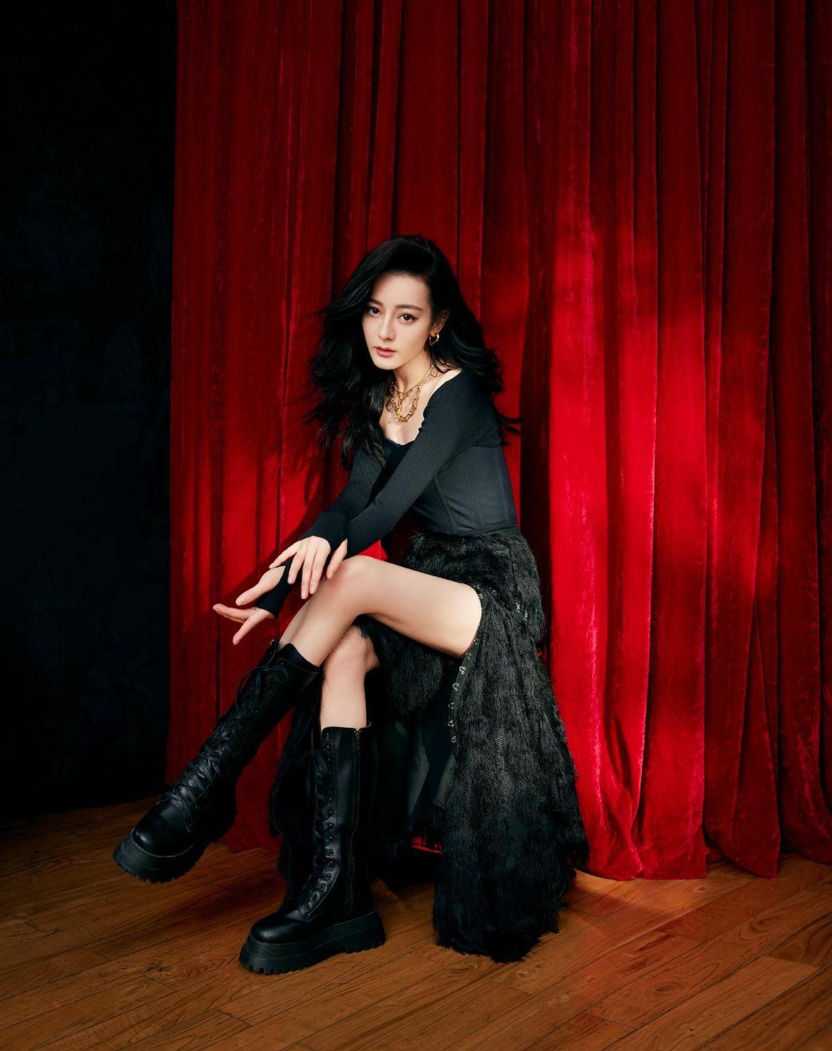 迪丽热巴晒雨中氛围感大片,一身白色泡泡裙清丽优雅,气质真好