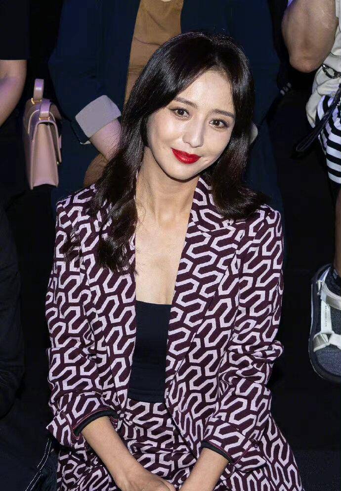 佟丽娅挺自信的,穿老气的套装出席活动,还好气质够高贵_造型_过程