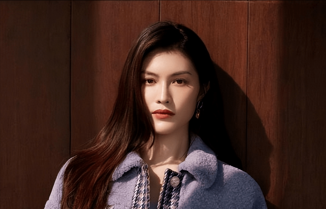 当年在节目中帮李咏砸4年金蛋的她,月薪仅800,如今成为维密超模!