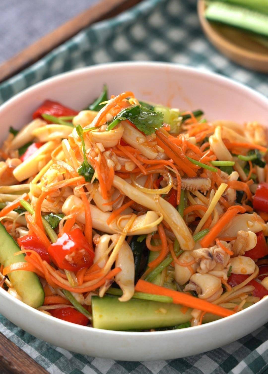 夏季不要错过的凉拌鱿鱼,鱿鱼q弹脆爽,蔬菜丝丝入味,十分开胃_胡萝卜