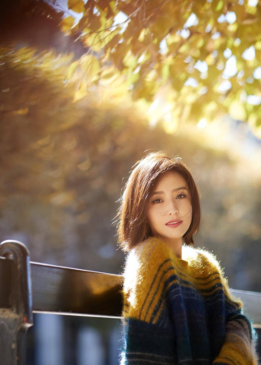 40岁佟丽娅终于官宣,一组温柔又慵懒的短发居家照美到惊人!