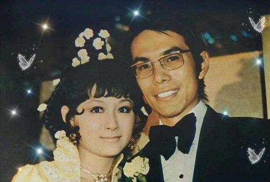在经商期间,陈鸿烈结识了小其19岁的圈外人徐世荣
