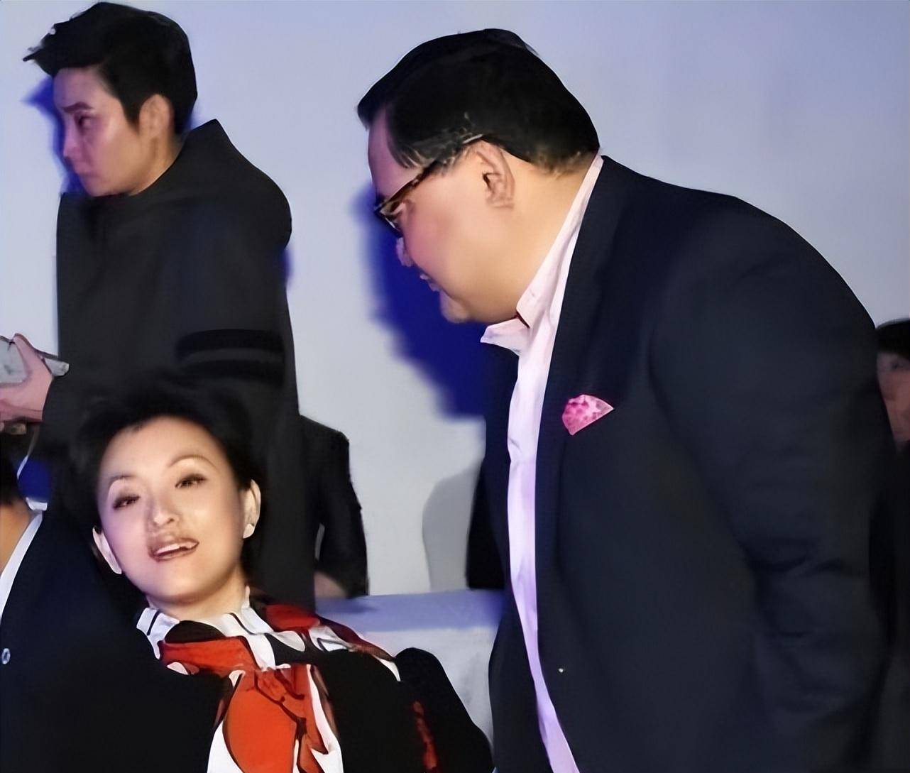 杨澜和富豪老公出席聚会,黑裙配丝巾有阔太范,被老公宠溺太幸福_基础