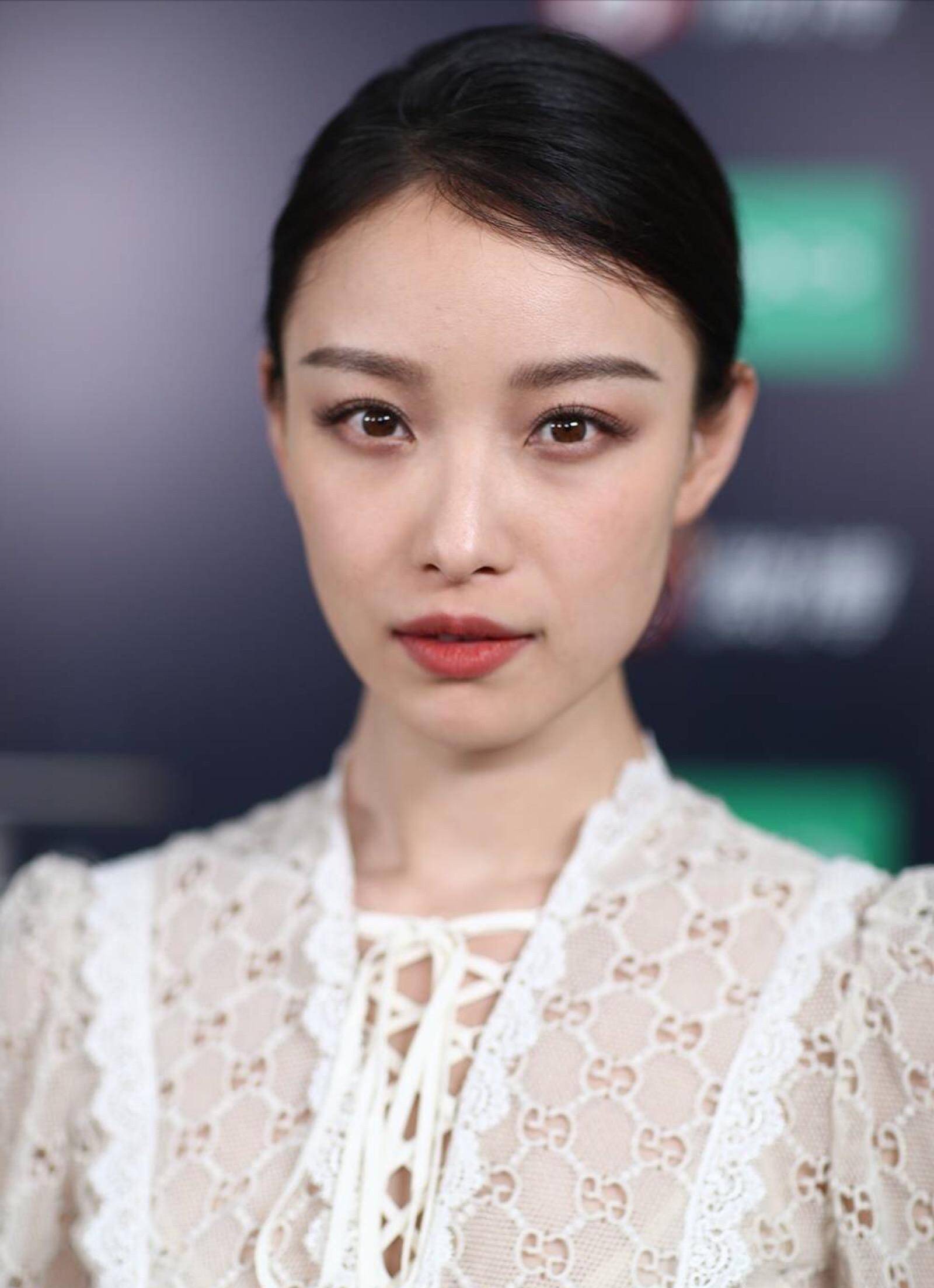 当赵雨墨在《金陵十三钗》中展现倪妮迷人的一面时,而卸掉浓妆的倪妮