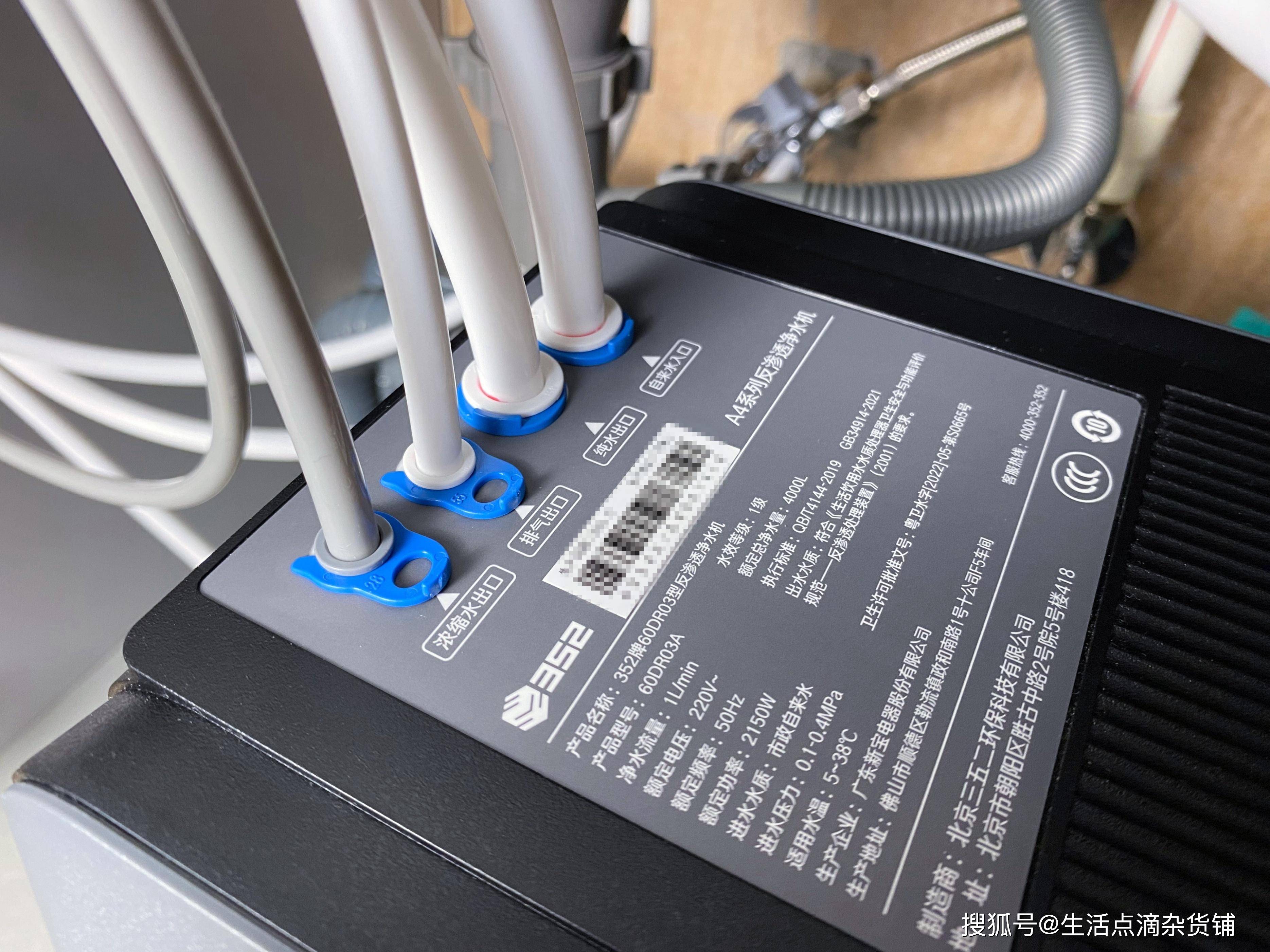 然后就是按部就班,把龙头的各种管线与净水器主机的连接好,pe管一定要