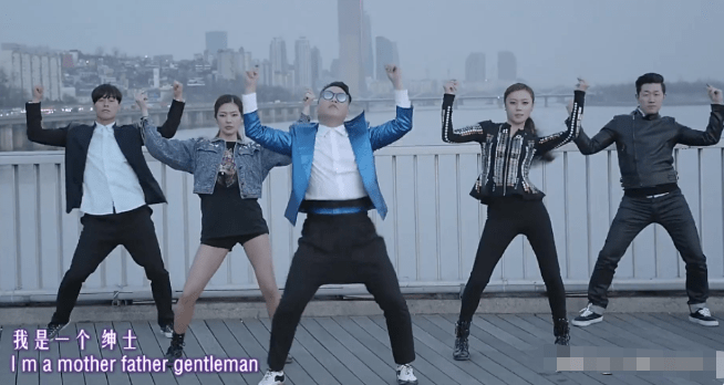 随后,朴载相乘胜追击,创造了第二张牌《gentleman》.