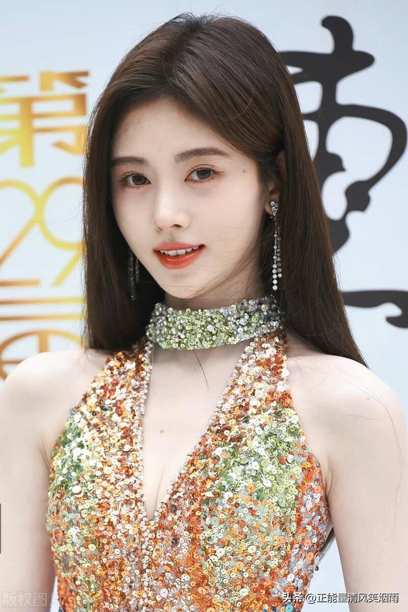 鞠婧祎的仪态变化:努力训练与时尚品味并重,成就优美的舞台表现_推移