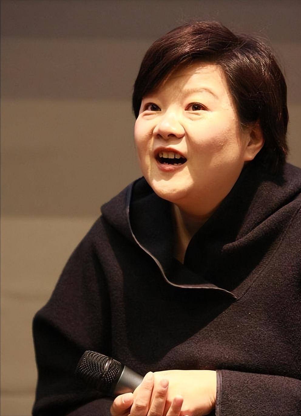 陈凯歌前妻洪晃,曾批评张艺谋,嘲讽冯小刚,如今过得怎么样?