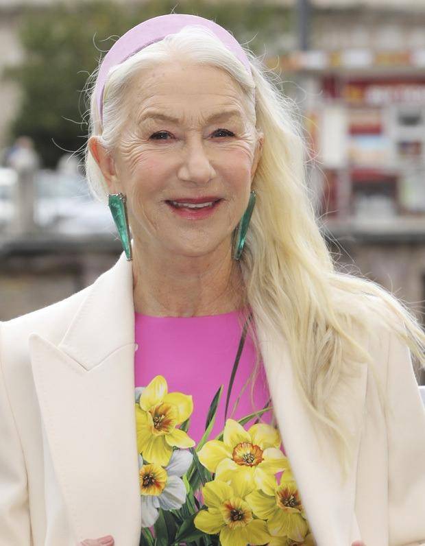 77岁好莱坞女星穿泳装游泳,修饰不惧年龄,少女感十足_海伦·米伦_沙赞