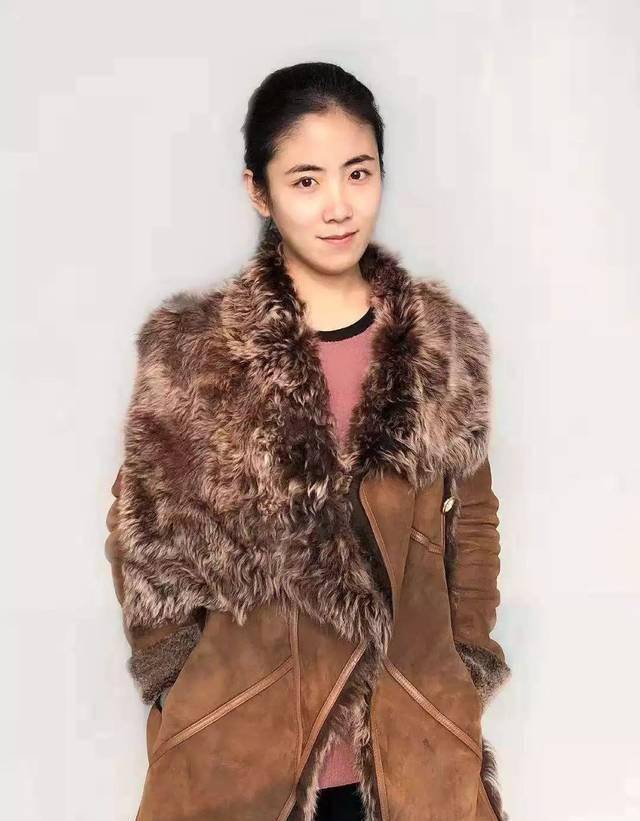 一位便是孟真饰演的"马小翠",当然也是马大帅的女儿.