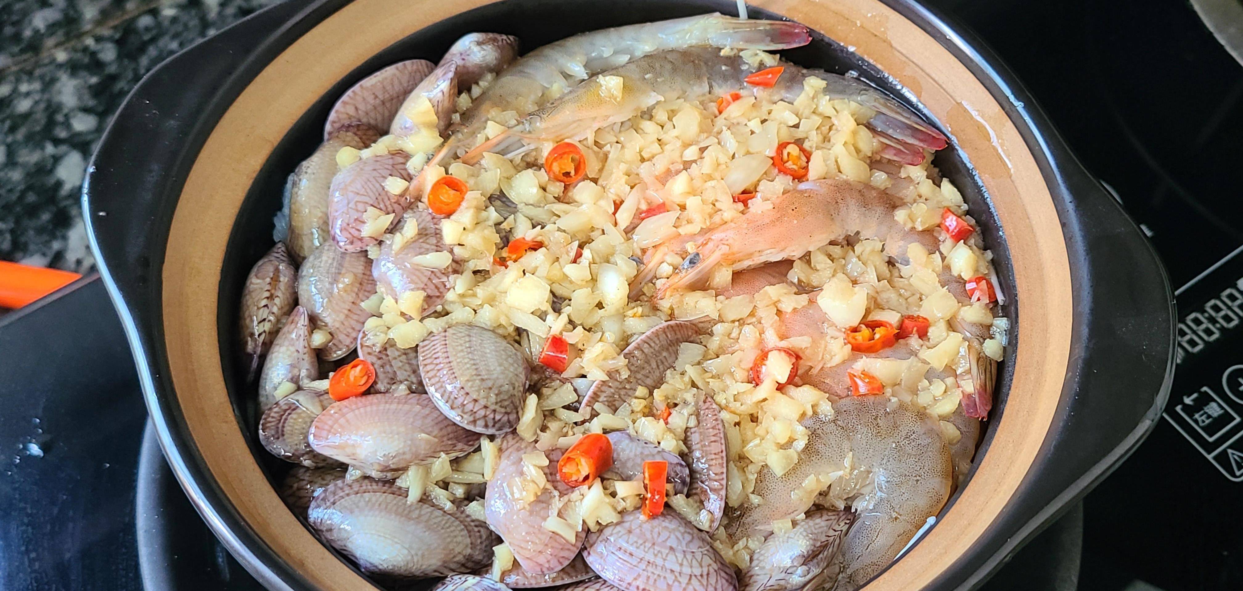 广东人都爱吃这一道海鲜粉丝煲,味道鲜美,吃过的人都说好_花甲_金针菇