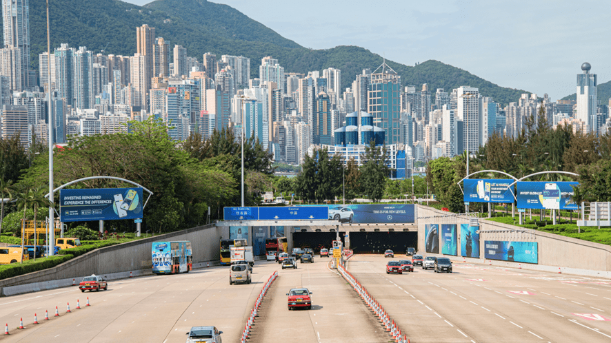 新版Eddid ONE大型广告现身香港西隧入口