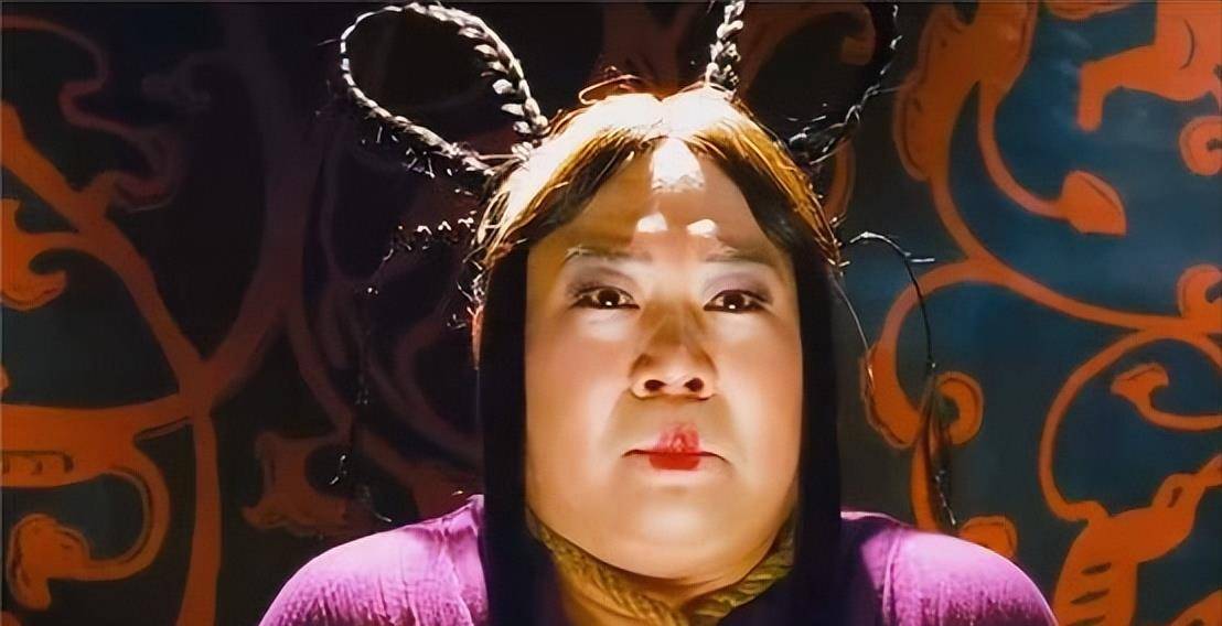 郭德纲女装反串惊艳出场!香肩半露媚眼如刀,关羽看得脸红脖子粗