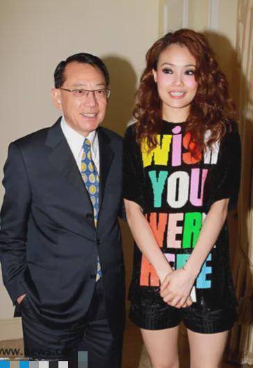 曾志伟公开嘲笑容祖儿,龅牙厚嘴唇还想参加选美,当晚就被挨揍_观众