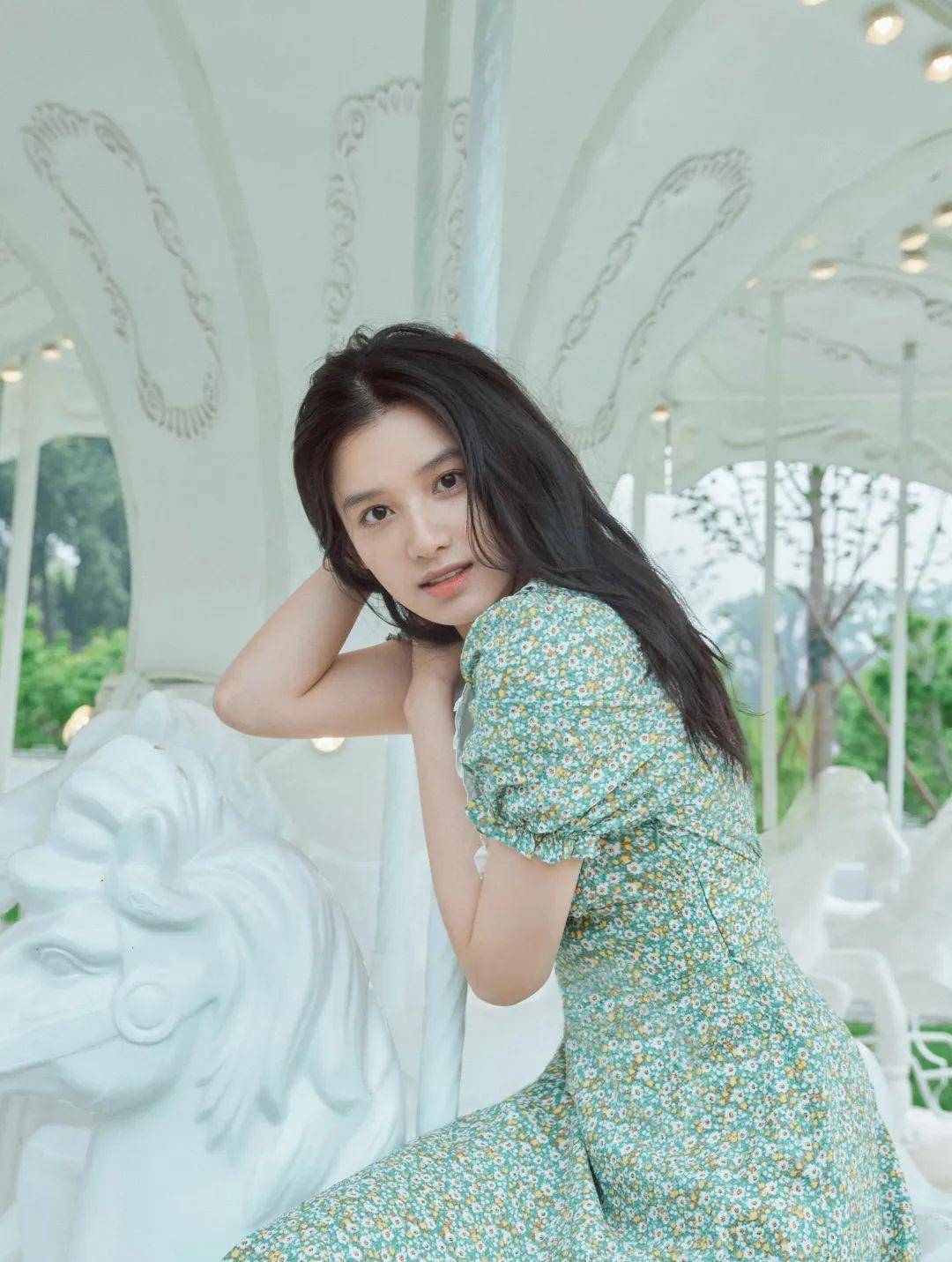 超模刘雯何穗的look很好学,普通人快来抄作业_连衣裙_社交_平台