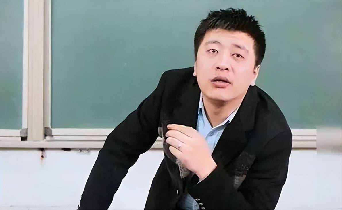 张雪峰向苏州大学捐款500万,助力大一贫困生上学,网友看后怒赞