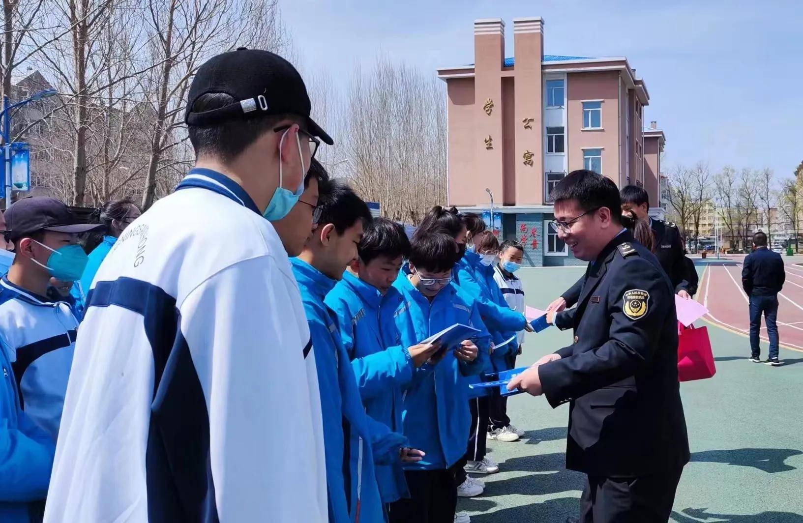 知识产权走进学校深入东宁市第三中学,通过与学生互动交流,发放知识
