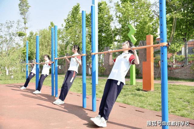 斜身引体据了解,新川外国语初中部此次春季运动会,运动项目十分丰富