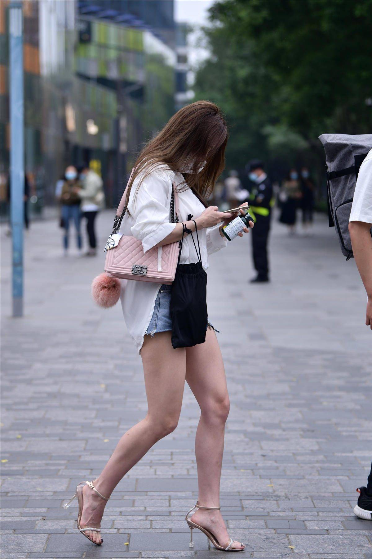 8厘米的一字带细跟凉鞋,一部分透明材质点缀,搭配牛仔短裤_美女_款式