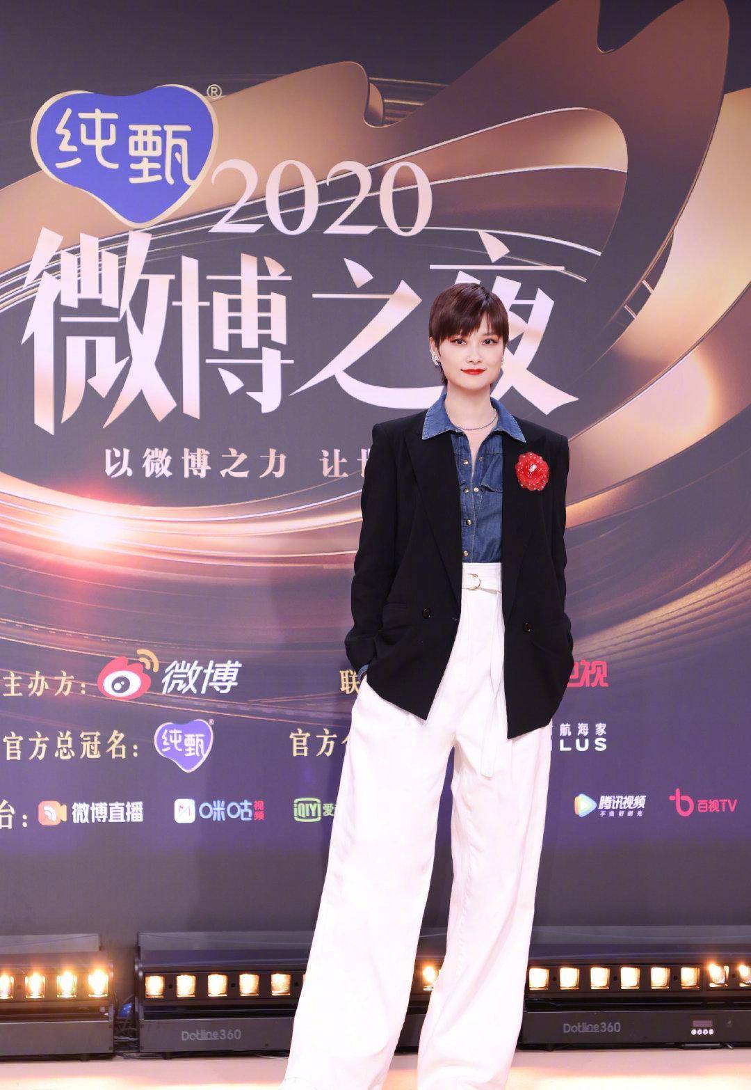 李宇春李冰冰互动好温馨,互相帮对方整理造型,同台领奖时尚大气