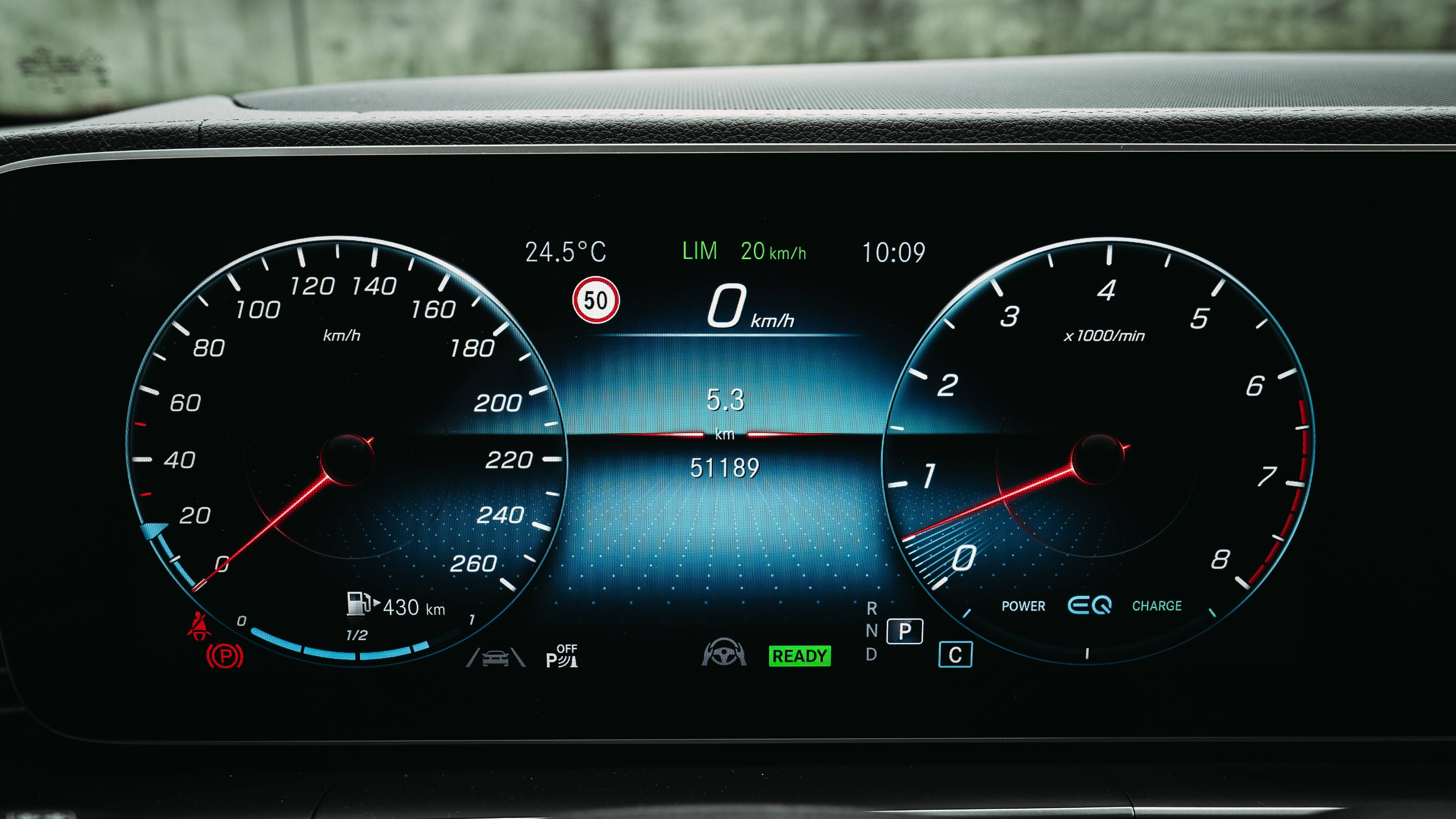 液晶屏,为你带来巨幕般的沉浸感,中控显示屏任你自由触控,数字仪表盘