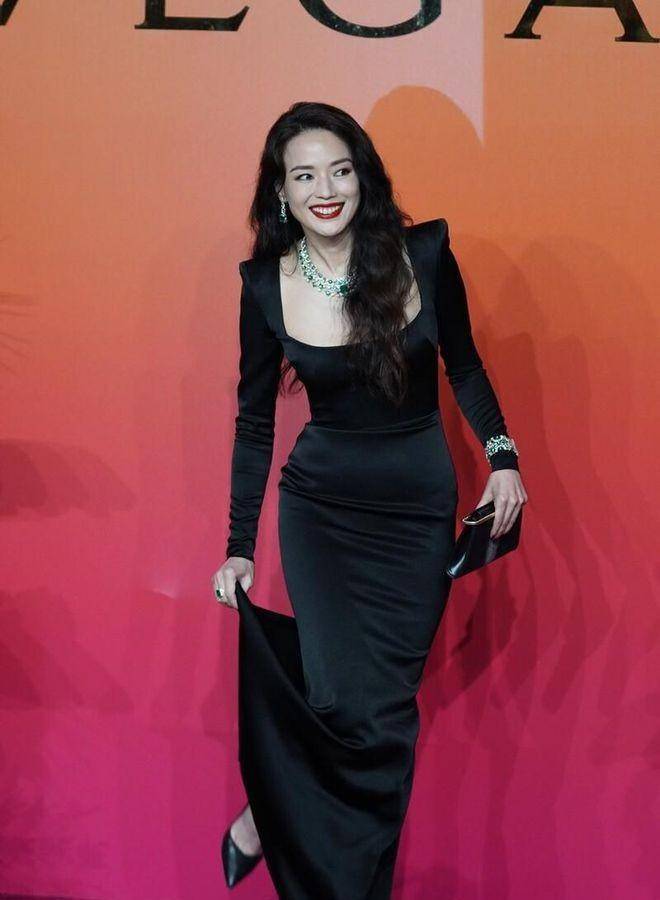 舒淇亮相宝格丽红毯,大波浪造型美得不可方物,网友:方脸才高级