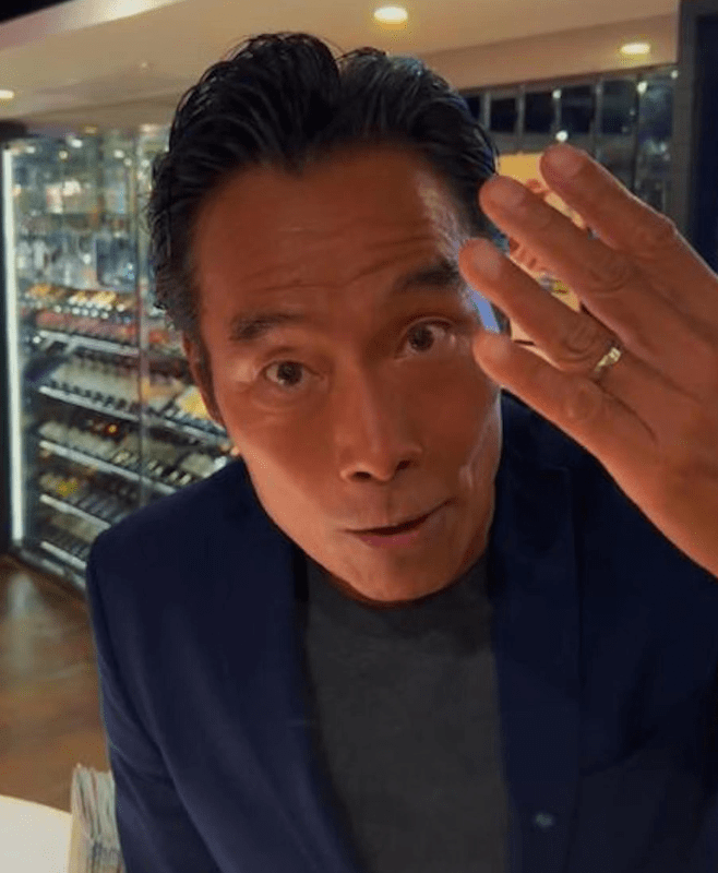 58岁郑浩南定居内地,穿西装吃快餐,因女子不忠卷款消失疑抑郁_鲍爱玲