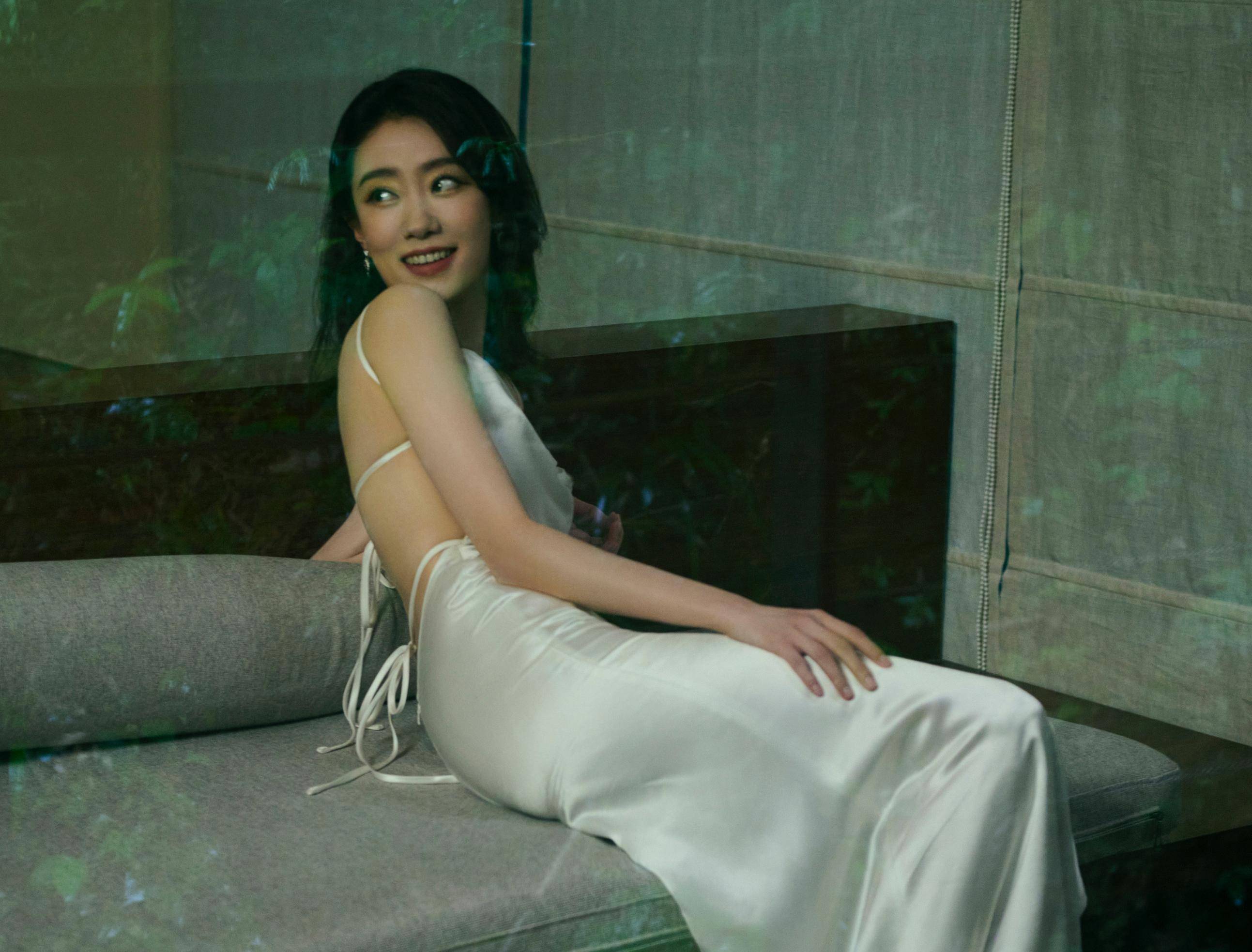 张小斐白色露背长裙_丛林_清香_散发出