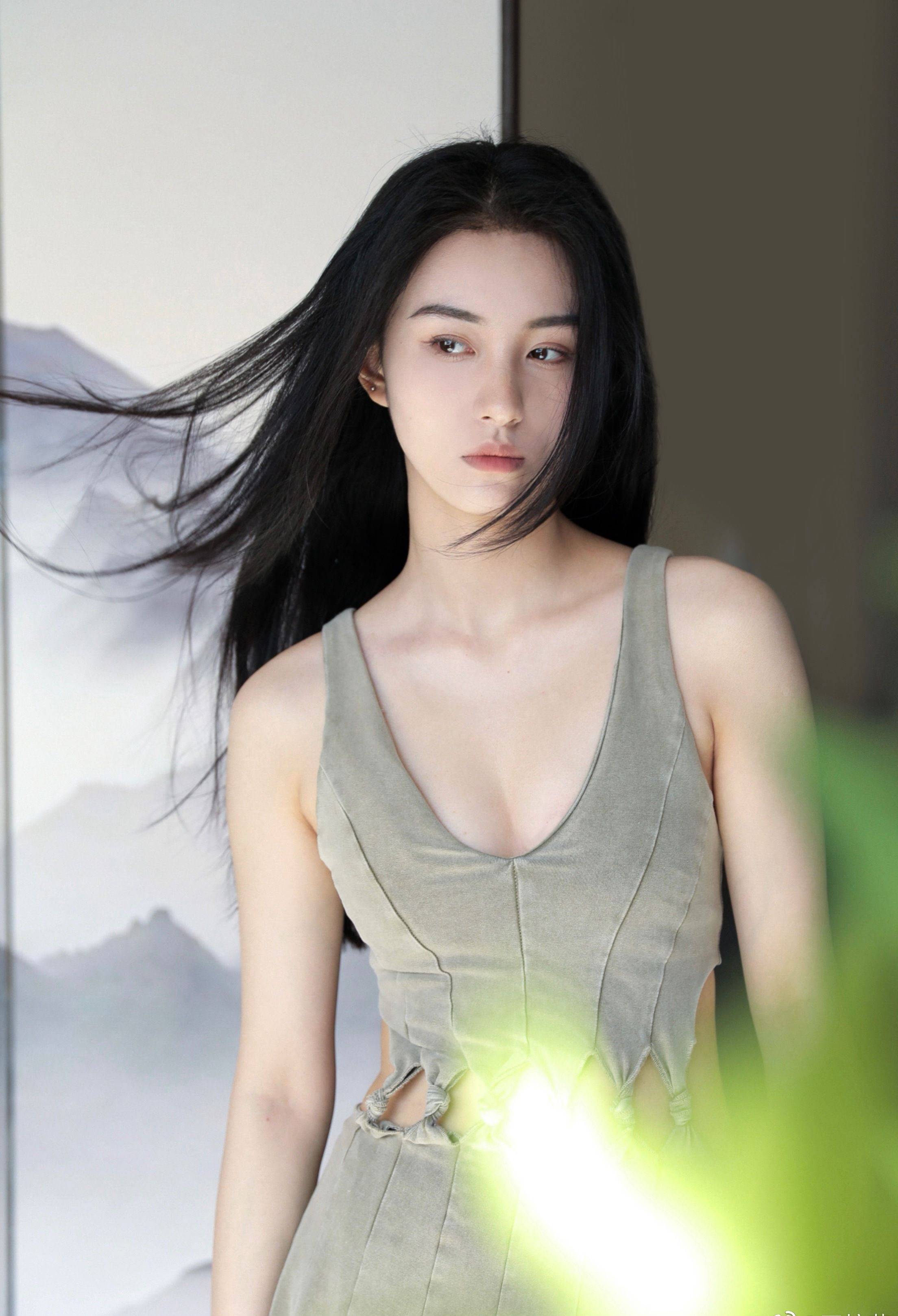 王梓莼绿色吊带连衣裙优雅写真_黑色_长发_肩头