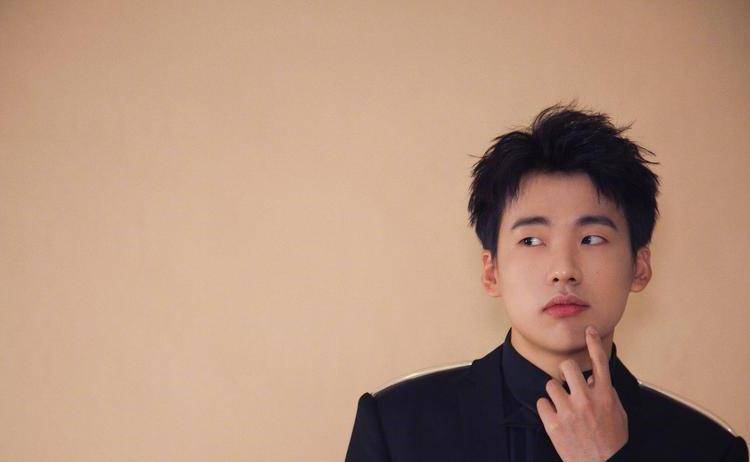 郭麒麟与牛莉罕见同框,面露疲惫身形消瘦,网友:好像小孩