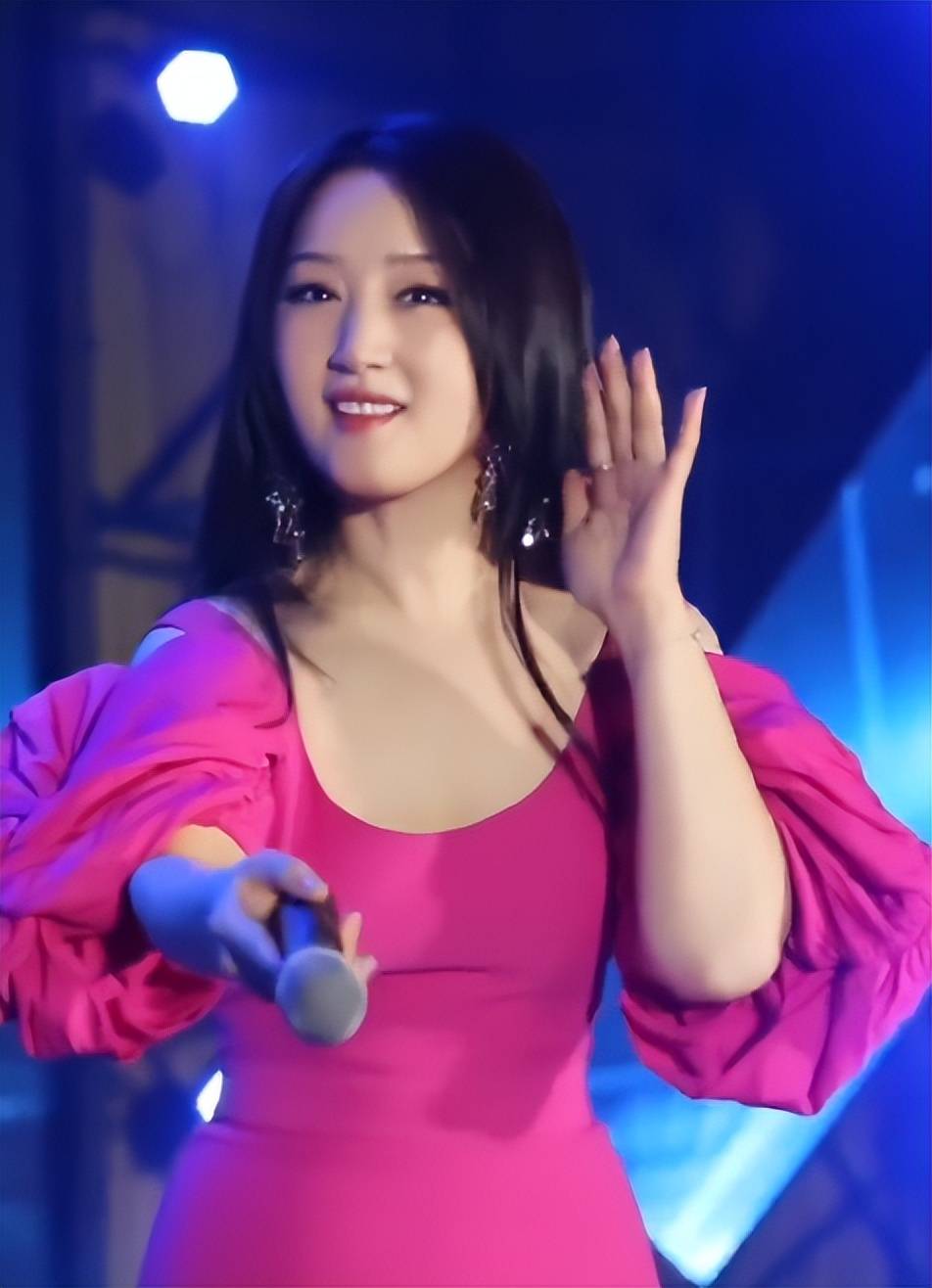 杨钰莹:同台不同框,和毛宁一起到临沂商演却和歌迷对唱《心雨》_演出