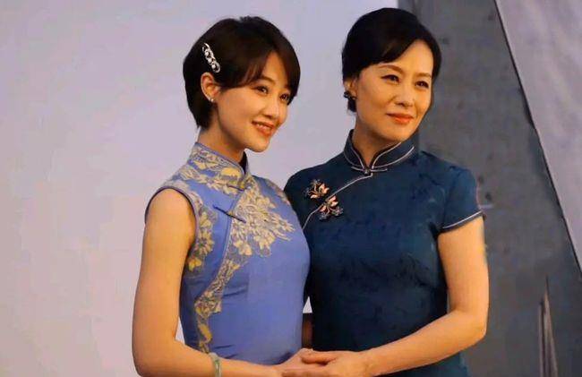 蓝盈莹和"妈妈"拍大片,穿无袖旗袍清新脱俗,焦点却在妈妈身上_乌君梅_