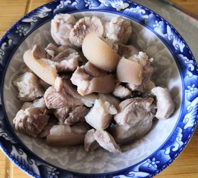 红烧肘子肉,颜色漂亮,口感香糯,备好米饭哦_小火_白糖_备用