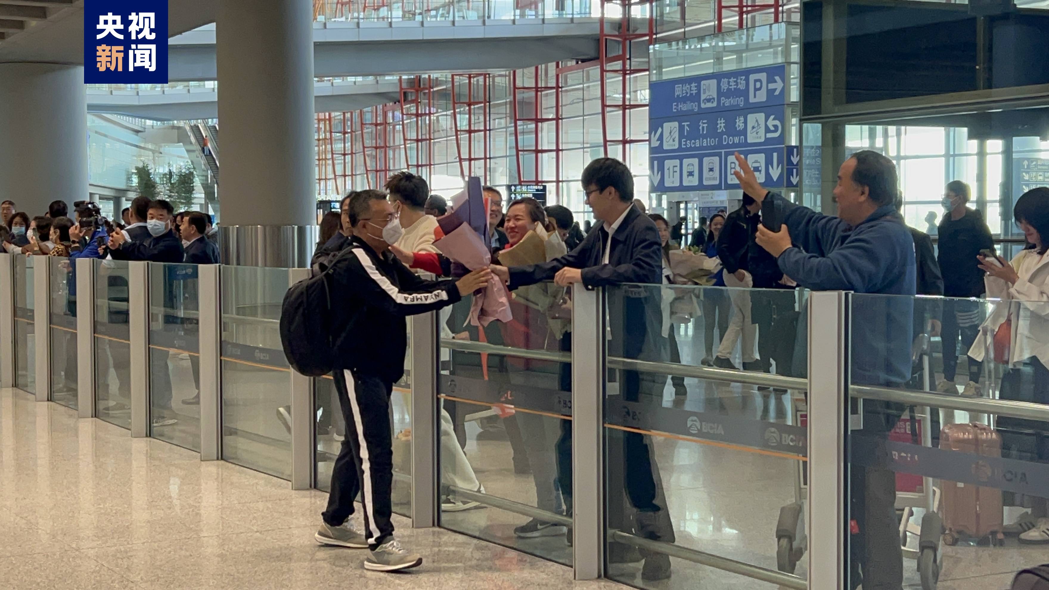 独家现场丨首架接返自苏丹撤离中国公民临时航班抵达北京