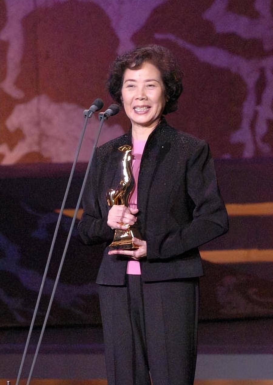 郑振瑶:68岁再夺"金鸡"影后,丈夫病逝后她在悲痛中坚强_游惠_表演_中
