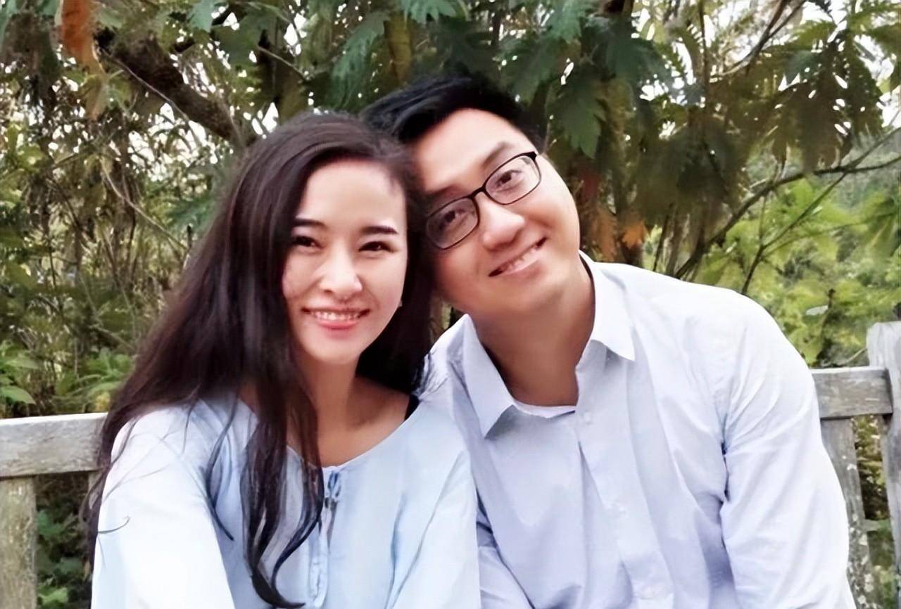 在charles眼里,廖智与正常人无异,就像他说的:"每天早上,她第一件事戴