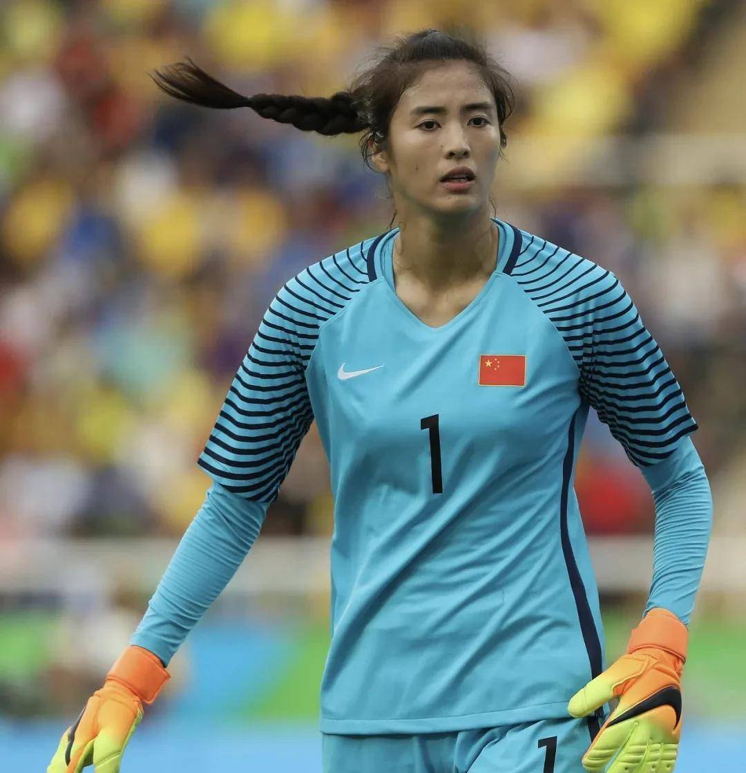 女足门将赵丽娜跨界成功,退役14天官宣参加《浪姐4》_转型_的足球