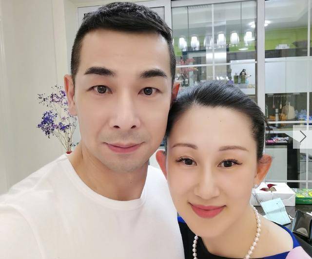 赵文卓太太庆生,40岁张丹露容颜不变,连衣裙配珍珠项链高贵时尚_黑色