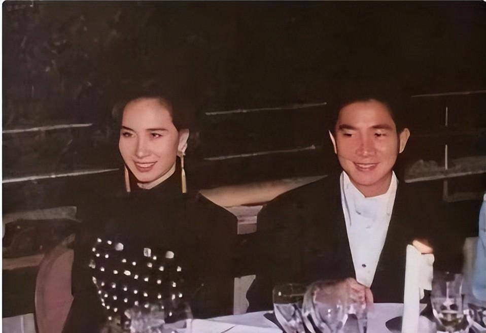 59岁何超琼和俞琤罕见同框,打扮精致气质优雅,两人同框画面温馨