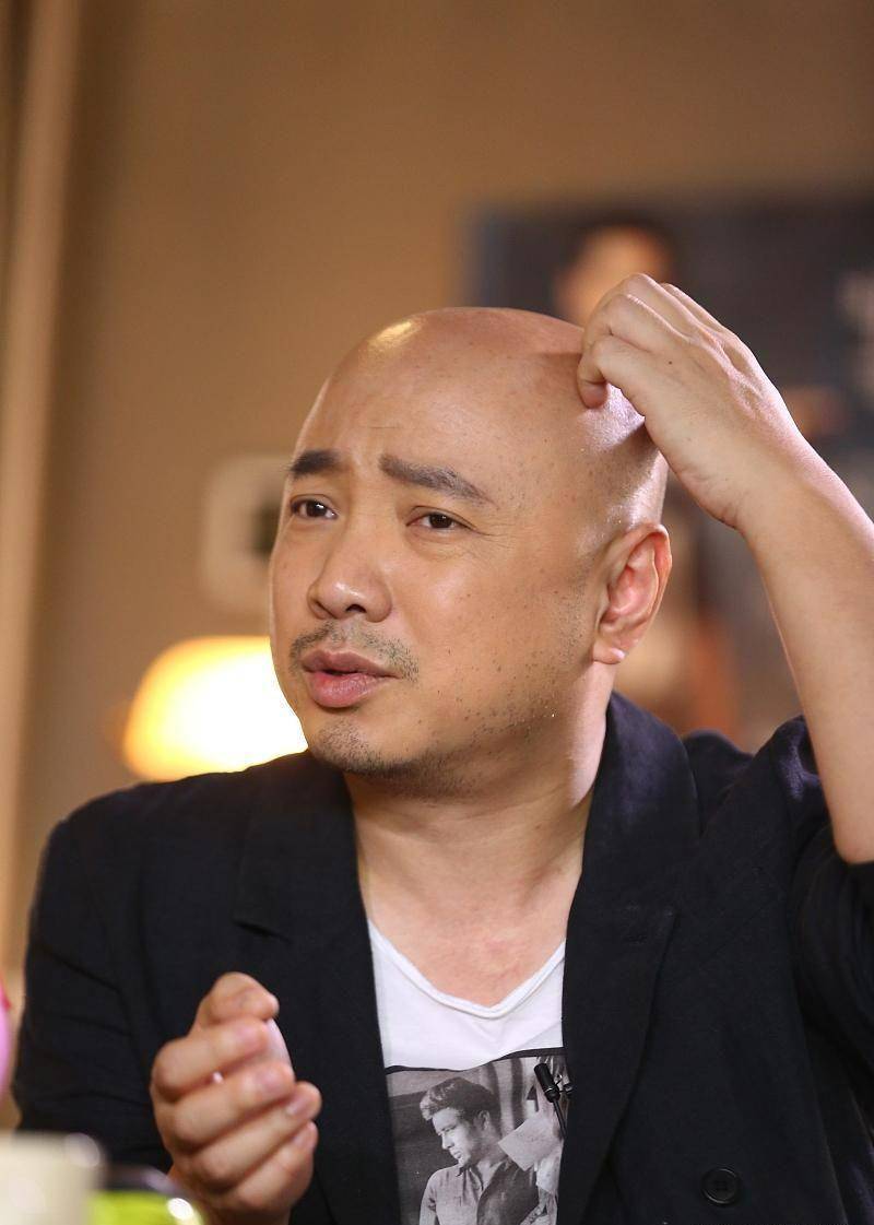 徐峥一家三口合影,长得一模一样的徐小宝女儿逛街看电影总是牵着孔