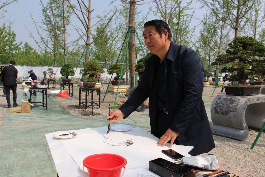 淮阴区美术家协会采风写生团走进瀚悦盆景园 (图4)